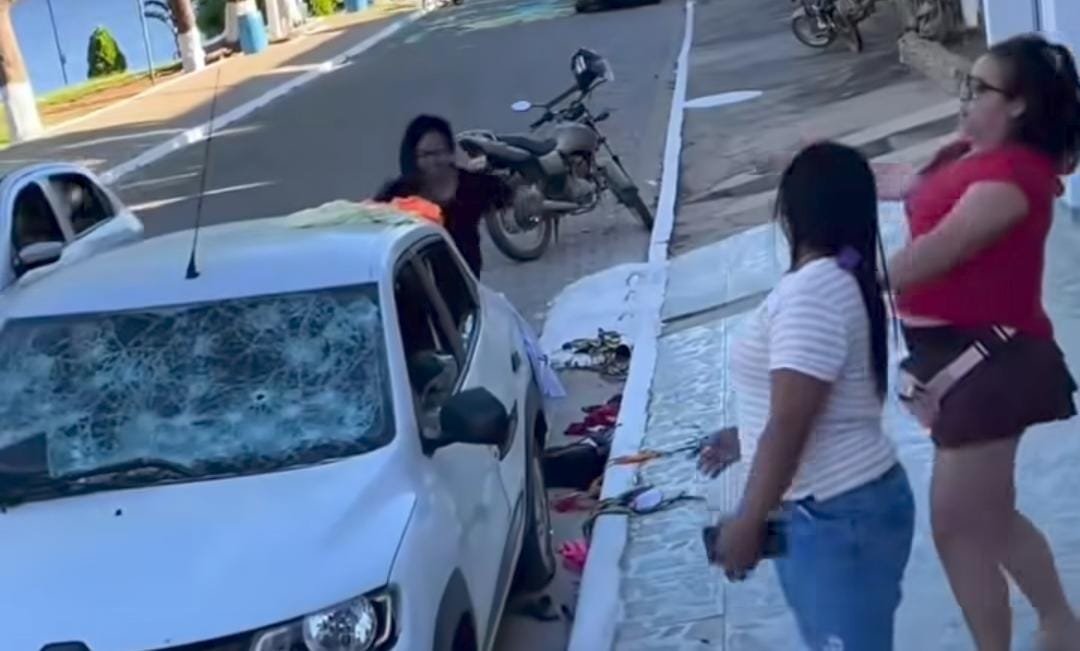 Mulher destrói carro após suspeita de traição e caso viraliza nas redes sociais
